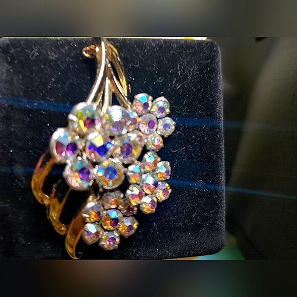 Sparkly AB gold tone flower brooch pin - Picture 6 of 7